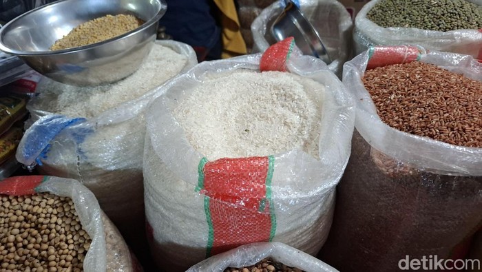 Suasana lapak pedagang beras di Pasar Beringharjo, Jogja, Kamis (17/7/2025).