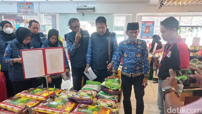 Tim Satgas Pangan Lamongan saat menyisir sejumlah toko retail di kota Lamongan