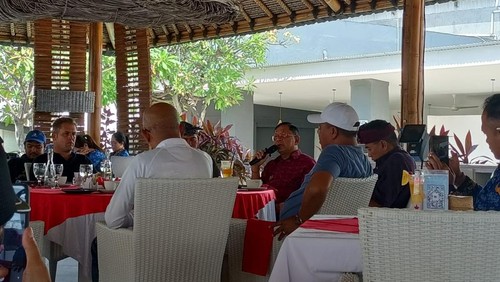 Bupati Buleleng, I Nyoman Sutjidra, memaparkan tiga event yang akan digelar pada Juli di Buleleng saat jumpa pers di Spice Dive Kaliasem, Kamis (17/7/2025). (Made Wijaya Kusuma/detikBali)