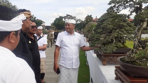 Bupati Gianyar, I Made Mahayastra, turun langsung meninjau penyelenggaraan awal pameran yang digelar di Alun-alun Kota Gianyar dan Balai Budaya Gianyar,