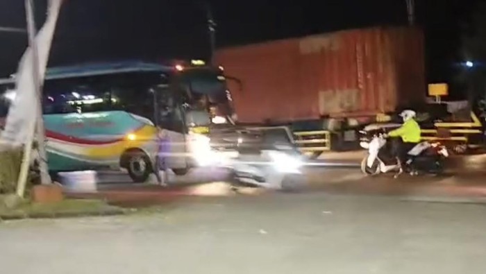 Bus Sugeng Rahayu lawan arus