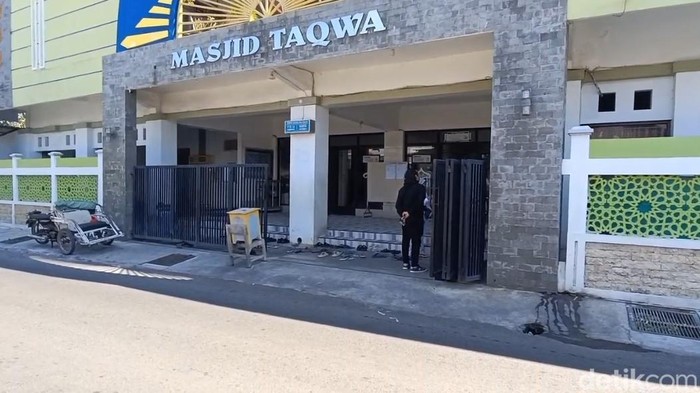 Masjid Taqwa, Jalan Kyai Haji Abdul Aziz, Kelurahan Kebonsari Kulon, Kecamatan Kanigaran, Kota Probolinggo