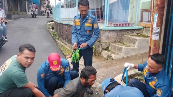 Momen petugas Damkar saat mengevakuasi ODGJ di CIamis.
