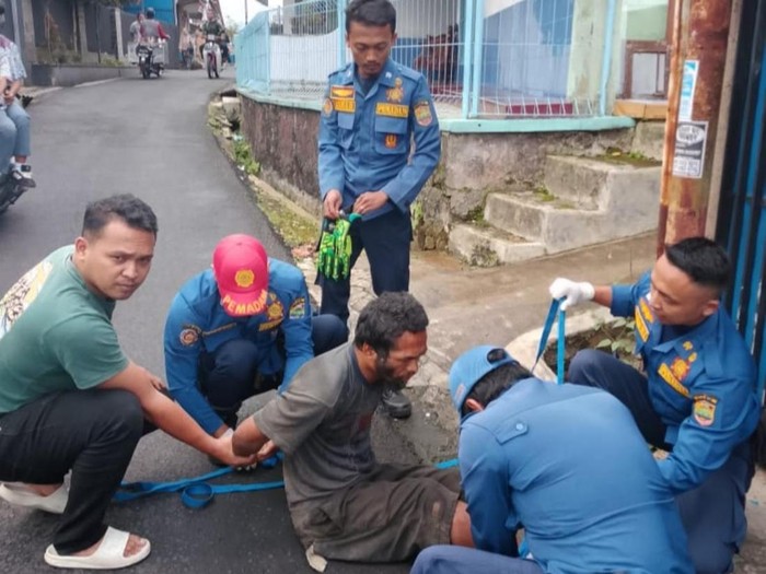 Momen petugas Damkar saat mengevakuasi ODGJ di CIamis.