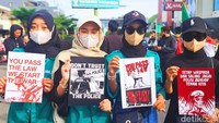 Peserta aksi membawa beragam poster dan spanduk bertuliskan seruan mundur untuk Kapolda Kaltara. Koordinator Lapangan LBH Hantam, Dicky Nur Alam, menyatakan aksi ini sebagai respons atas buruknya kepemimpinan Kapolda yang menjabat sejak 2024. Foto: Oktavian Balang/detikKalimantan