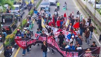 Puluhan aktivis dari Aliansi Akses Kalimantan Utara menggelar aksi serentak di Tarakan, Nunukan, dan Tanjung Selor pada Kamis sore (17/7/2025). Mereka menuntut pencopotan Kapolda Kalimantan Utara (Kaltara), Irjen Pol Hary Sudwijanto. Foto: Oktavian Balang/detikKalimantan