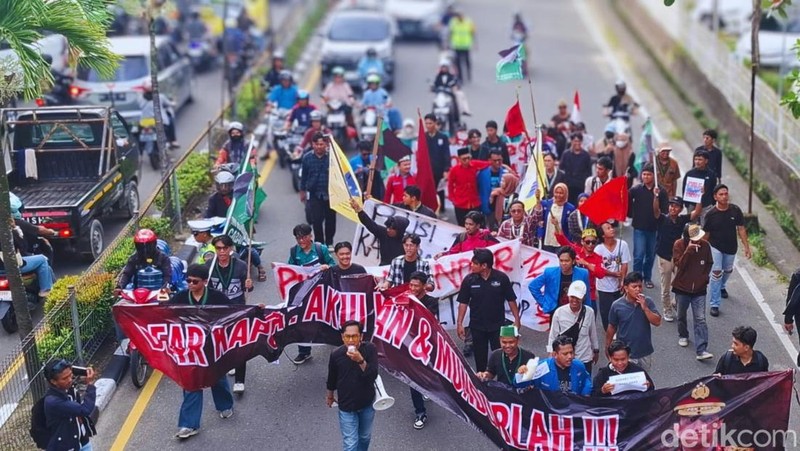 Aksi unjuk rasa menuntut Kapolda Kaltara dicopot buntut kasus narkoba di wilayahnya.