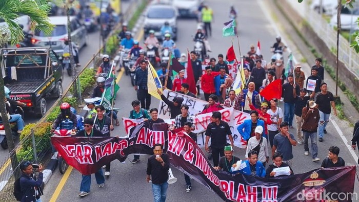 Demonstrasi menuntut Kapolda Kaltara Dicopot Aksi unjuk rasa menuntut Kapolda Kaltara dicopot buntut kasus narkoba di wilayahnya.