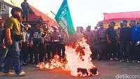 Di Tarakan, aksi yang dipusatkan di bundaran simpang empat lampu merah Jalan Yos Sudarso. Massa melakukan long march ke Markas Polres Tarakan sambil membakar ban di badan jalan. Foto: Oktavian Balang/detikKalimantan