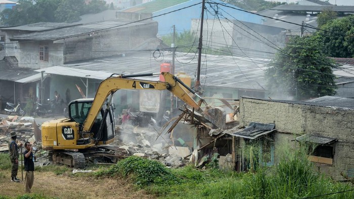 Diduga Jadi Tempat Prostitusi, Belasan Bangunan di Tangerang Diratakan Warga mengangkut sofa saat pembongkaran bangunan liar oleh Satpol PP di Pasar Kemis, Kabupaten Tangerang, Banten, Kamis (17/7/2025). Pembongkaran belasan bangunan yang diduga digunakan sebagai tempat praktik prostitusi tersebut untuk menjaga kondusifitas lingkungan dan memberantas penyakit masyarakat. ANTARA FOTO/Putra M. Akbar