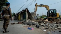Bangunan yang dibongkar diketahui berdiri di atas lahan milik pemerintah dan telah lama dilaporkan warga karena disinyalir digunakan sebagai tempat praktik prostitusi terselubung. ANTARA FOTO/Putra M. Akbar