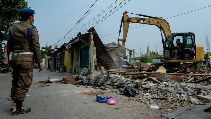 Diduga Jadi Tempat Prostitusi, Belasan Bangunan di Tangerang Diratakan Warga mengangkut sofa saat pembongkaran bangunan liar oleh Satpol PP di Pasar Kemis, Kabupaten Tangerang, Banten, Kamis (17/7/2025). Pembongkaran belasan bangunan yang diduga digunakan sebagai tempat praktik prostitusi tersebut untuk menjaga kondusifitas lingkungan dan memberantas penyakit masyarakat. ANTARA FOTO/Putra M. Akbar