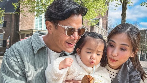 Pose Tampan Dion Wiyoko Saat Ngopi hingga Makan Bersama Istri