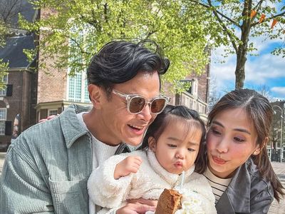 Pose Tampan Dion Wiyoko Saat Ngopi hingga Makan Bersama Istri