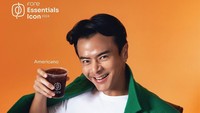 Sebagai penikmat kopi, Dion juga pernah menjadi brand ambassador untuk Fore Coffee. Ia berpose keren dengan segelas Americano di tangannya. Foto: Instagram/@dionwiyoko