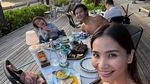 Pose Tampan Dion Wiyoko Saat Ngopi hingga Makan Bersama Istri