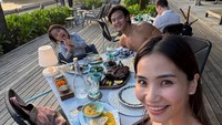 Momen manis lain dari Dion Wiyoko bersama istri dan anaknya. Mereka menikmati steak di Como Uma Canggu, sebuah resort mewah di Bali. Foto: Instagram/@dionwiyoko