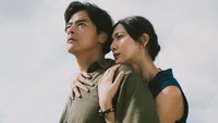Dion dan aktris Sheila Dara sempat melakukan pemotretan untuk film Sore: Istri dari Masa Depan itu. Keduanya sukses menarik perhatian netizen atas akting mereka. Foto: Instagram/@dionwiyoko