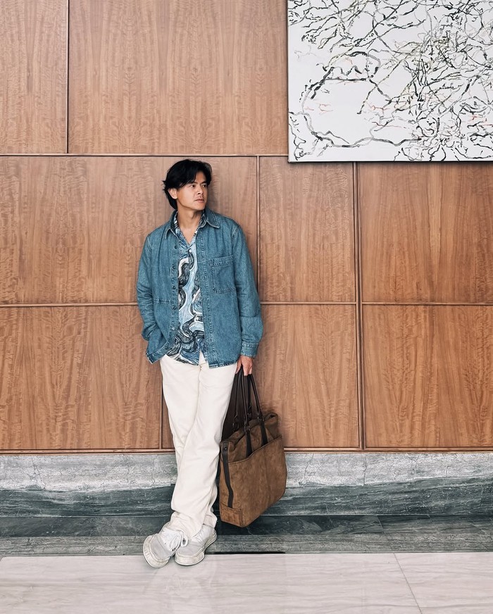 Dion Wiyoko, pemeran Jonathan dalam film 'Sore: Istri dari Masa Depan'.