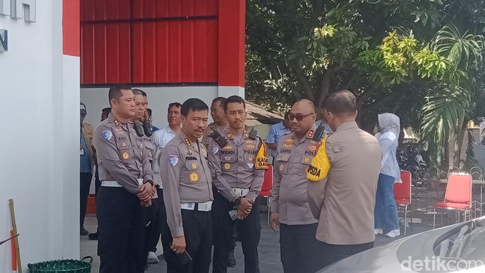 Dirlantas Polda Jateng Kombes Pol M Pratama Adhyasastra di kantor Kopdes Merah Putih Desa Bentangan, Klaten, Kamis (17/7/2025).