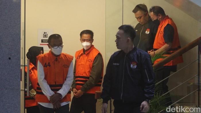 KPK menahan empat tersangka kasus dugaan pemerasan pengurusan izin tenaga kerja asing (TKA) di Kementerian Ketenagakerjaan (Kemnaker). Keempat tersangka akan menjalani penahanan di rutan KPK, Jakarta Kamis (17/7/2025).