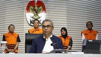 Ketua KPK Setyo Budiyanto menerangkan, penahanan kepada empat tersangka untuk 20 hari pertama, terhitung sejak tanggal 17 Juli 2025 sampai dengan tanggal 5 Agustus 2025. Penahanan dilakukan di Rutan Cabang gedung KPK Merah Putih. Dalam perkara ini, total KPK telah menetapkan delapan orang sebagai tersangka. KPK menduga para oknum pejabat di Kemnaker ini memeras para calon tenaga kerja asing yang akan bekerja di Indonesia. Pemerasan di Kemnaker dalam kasus ini telah terjadi sejak 2019. Uang yang terkumpul dari praktik itu mencapai Rp 53 miliar.