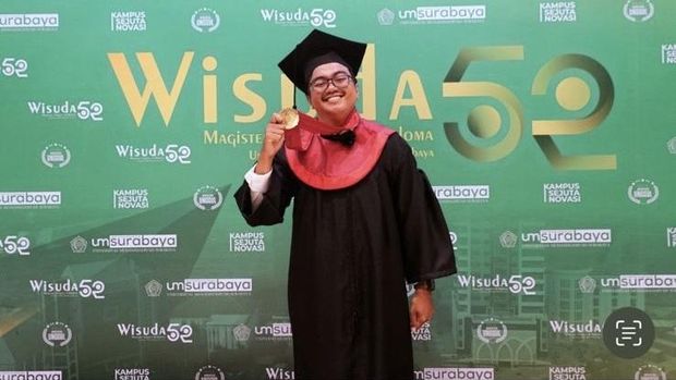 Driver ShopeeFood asal Surabaya, Ilham Syafruddin Akbar, membuktikan bahwa keterbatasan bukanlah penghalang untuk meraih mimpi.