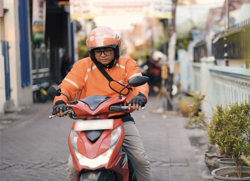 Driver ShopeeFood asal Surabaya, Ilham Syafruddin Akbar, membuktikan bahwa keterbatasan bukanlah penghalang untuk meraih mimpi.