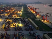 Ekonomi China Tumbuh 5,2% di Tengah Tekanan Tarif AS