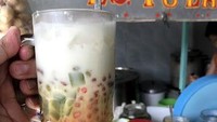 Es campur Tula di Jelambar ini juga tidak boleh dilewatkan. Tersohor sejak 30 tahun lalu, menawarkan es campur khas Bangka, terdiri dari kacang hijau, kacang merah, agar-agar, pacar cina, dan tape. Isiannya disiram dengan kuah santan dan tambahan gula merah. Harganya mulai dari Rp 12 ribu. Foto : Google Review