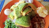 Es campur yang terkenal di daerah Mangga Besar ini juga wajib dicoba. Semangkuknya terdiri dari leci, kelapa, tape, dan alpukat serta es serut, sirup, dan susu. Bisa pesan porsi kecil, sedang, sampai besar loh! Foto : Instagram/christianian