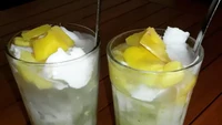 Es campur yang ditawarkan Es Teler Sari Mulia Asli juga tidak boleh dilewatkan. Sejak tahun 1970-an terkenal menawarkan es campur disajikan di gelas bening. Isiannya terdiri dari alpukat, kelapa, nangka, es batu, susu dan sirup. Harga per porsinya Rp 29.000. Foto : Instagram/ursandnic