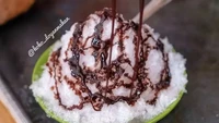 Berdiri sejak 1986, Es Gang 5 masih eksis sampai sekarang. Ada menu es serut yang menggunung, disajikan dengan kuah santan dan susu cokelat. Ada tambahan mangga, semangka, alpukat, melon, kolang-kaling, agar-agar, kacang merah, dan cincau sebagai pelengkap. Foto : Instagram/omdoyanjajan