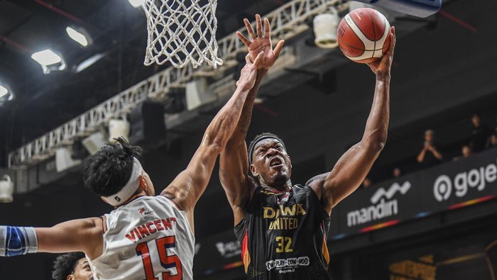 Pebasket Dewa United Banten Lester Prosper (kanan) berebut bola dengan pebasket Pelita Jaya Jakarta Vincent Rivaldi Kosasih (kiri) pada pertandingan babak pertama final Indonesian Basketball League (IBL) 2025 di Dewa United Arena, Kabupaten Tangerang, Banten, Kamis (17/7/2025). ANTARA FOTO/Galih Pradipta/nym.