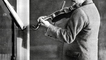 Tak cuma fisika, Albert Einstein juga mahir bermain biola. Musik adalah pelariannya dari rumitnya teori relativitas. Foto: Boredpanda