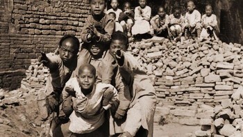 Anak-anak Sekolah Misi Peking Bermain, Kepala Naga, Tiongkok, 1902 Foto: Boredpanda
