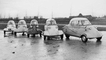 Gerbong Kabinenroller Messerschmitt, dengan Iklan Film A Prize of Gold yang Dibintangi Richard Widmark, 1955 Foto: Boredpanda