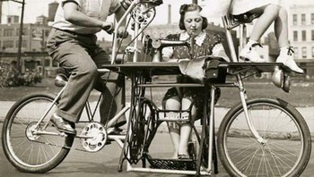 Kombinasi gila antara sepeda keluarga dan mesin jahit berjalan. Si ibu tetap produktif walau sedang bepergian! Foto: Boredpanda