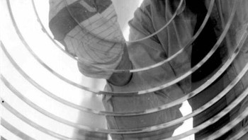 Pria ini sedang membersihkan lensa Fresnel raksasa di mercusuar—komponen vital yang menyelamatkan kapal dari karam. Foto: Boredpanda