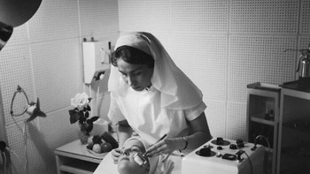 Seorang wanita menjalani perawatan wajah dengan alat elektroterapi di era 1960-an. Bukti bahwa beauty tech sudah ada sebelum era digital! Foto: Boredpanda