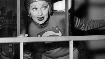 Momen lucu dari bintang legendaris Lucille Ball saat mengenakan kostum Superman dengan burung merpati di kepalanya—mungkin dari episode ikonik “I Love Lucy”. Foto: Boredpanda