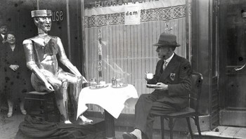 Robot humanoid ER (Elektro Robot) sedang menemani minum teh di trotoar Jerman. Salah satu simbol ambisi awal dalam teknologi robotika. Foto: Boredpanda