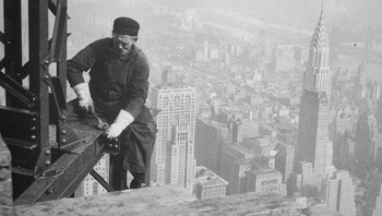 Tanpa pekerja, pria ini bekerja di ketinggian ekstrem membangun gedung pencakar langit Empire State Building. Bikin merinding! Foto: Boredpanda