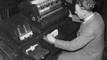 Seorang pria mengoperasikan mesin hitung punch card IBM 401 era 1940-an. Dulu, beginilah cara komputer menghitung data besar sebelum adanya spreadsheet digital. Foto: Boredpanda
