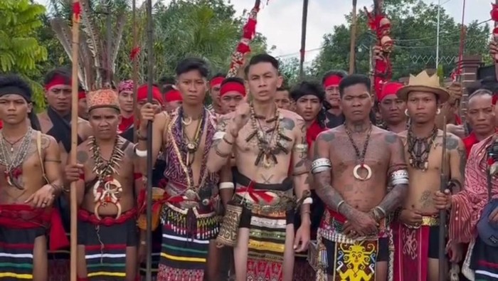 Pasukan Sabang Merah Borneo menolak keras program transmigrasi.