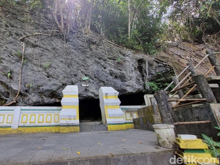 Gua Selarong, Kembang Putihan, Guwosari, Pajangan, Bantul, Kamis (17/7/2025).