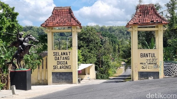 Gua Selarong, Kembang Putihan, Guwosari, Pajangan, Bantul, Kamis (17/7/2025).