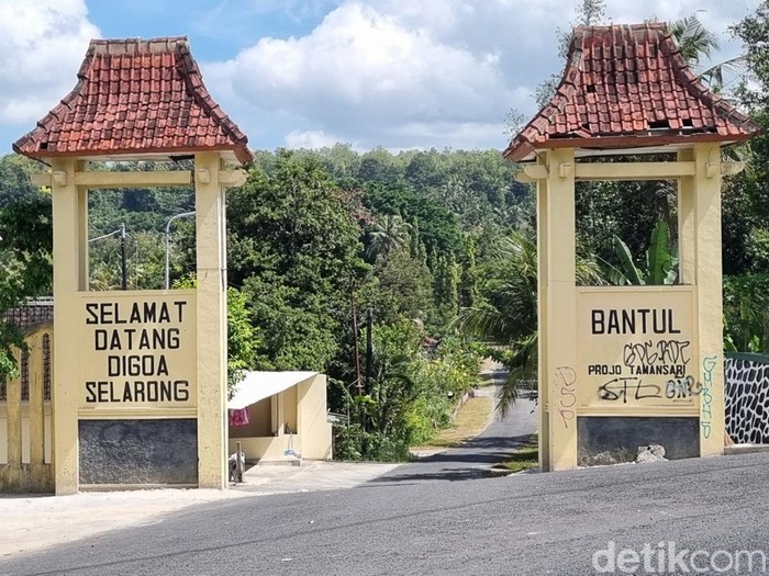 Gua Selarong, Kembang Putihan, Guwosari, Pajangan, Bantul, Kamis (17/7/2025).