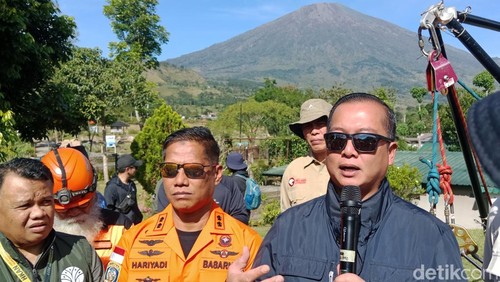 Gubernur NTB, Lalu Muhamad Iqbal diwawancara awak media di Sembalun Lombok Timur, Kamis (17/7/2025),