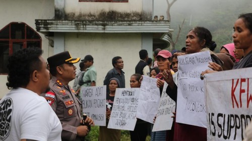 Gubernur NTT Melki Laka Lena disambut aksi demonstrasi warga saat kunjungan kerja di Manggarai, NTT. (Foto: Istimewa)